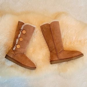 UGG boots. Bailey button triplet tall. Ladies size 9. Brown.